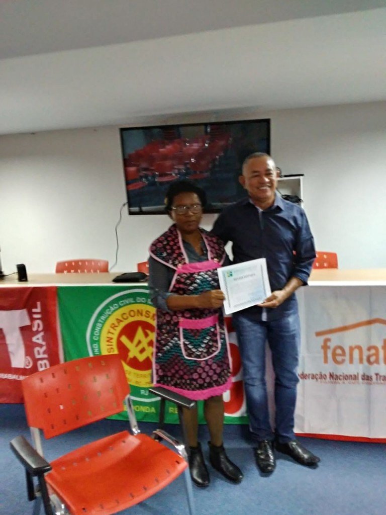 Jorgina dos Santos, diretora da FENATRAD, recebe o Certificado de Mulher Destaque