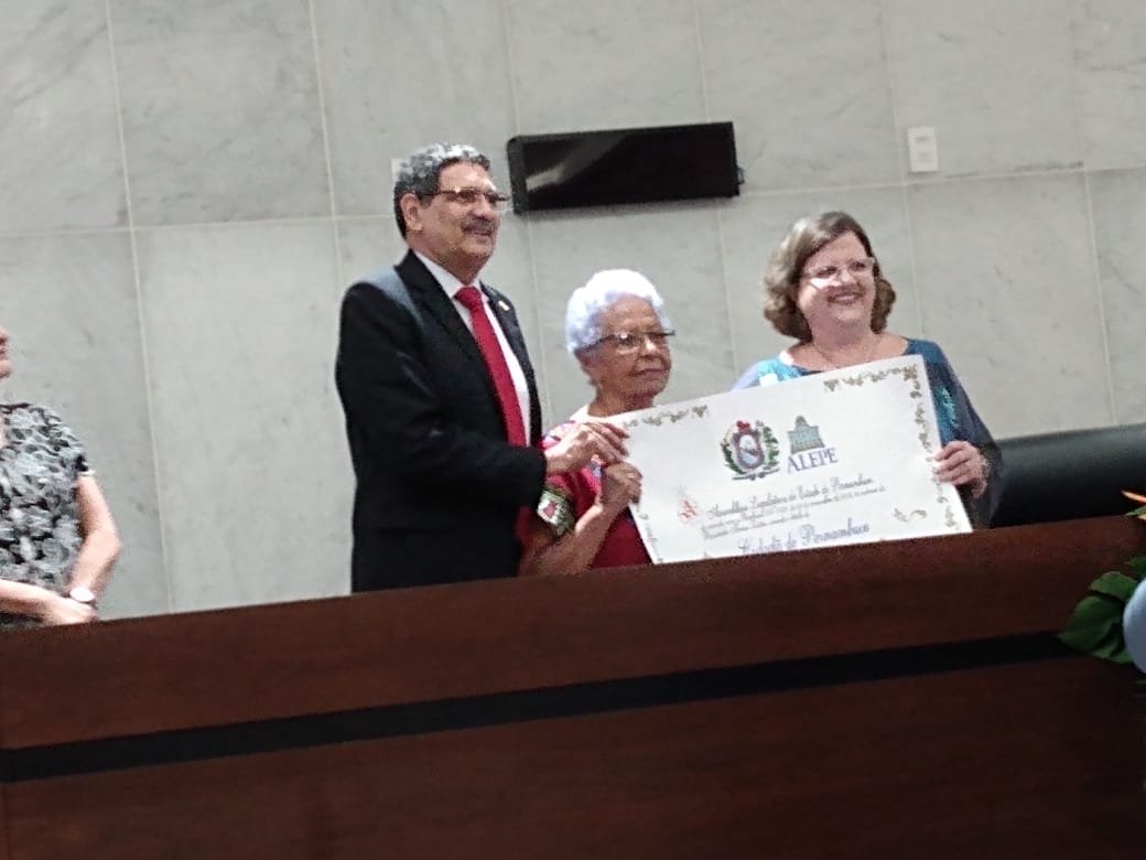 Lenira Maria de Carvalho recebe Título de Cidadã Pernambucana