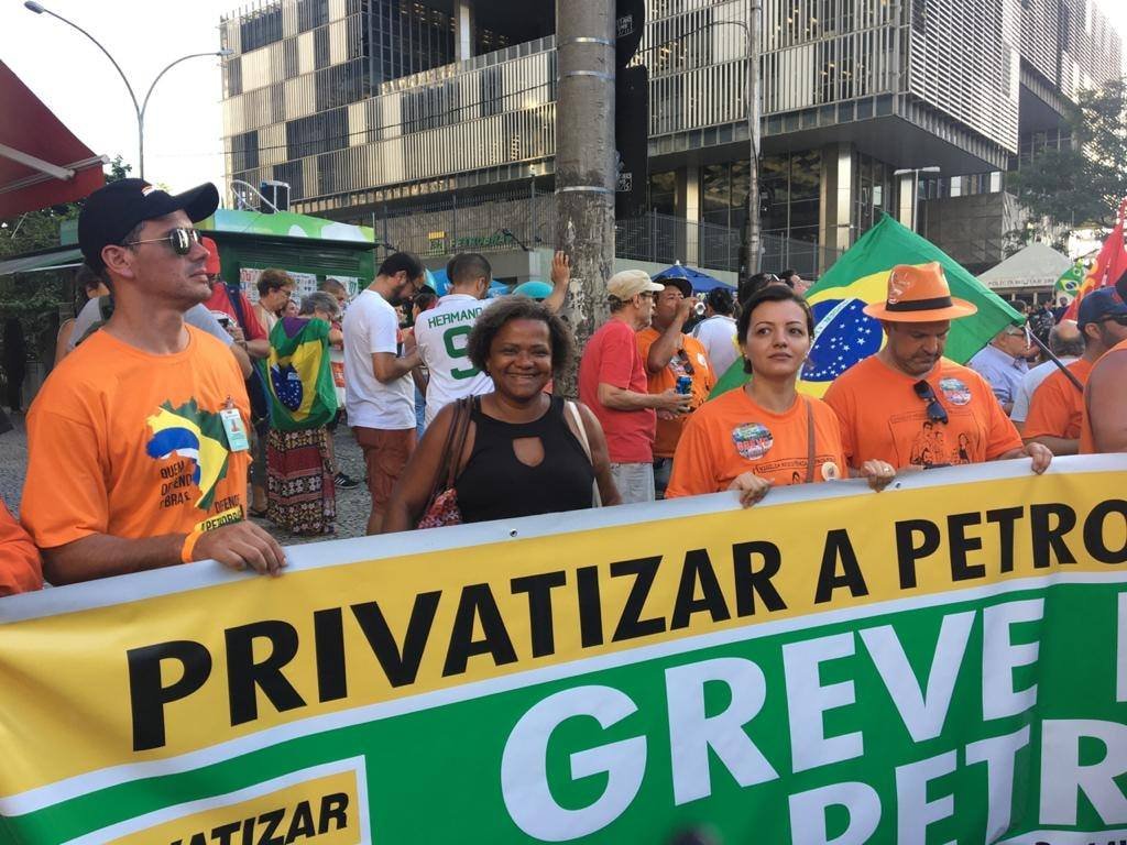 Sindicato das Trabalhadoras Domésticas de Nova Iguaçu participa de ato em apoio à greve dos petroleiros