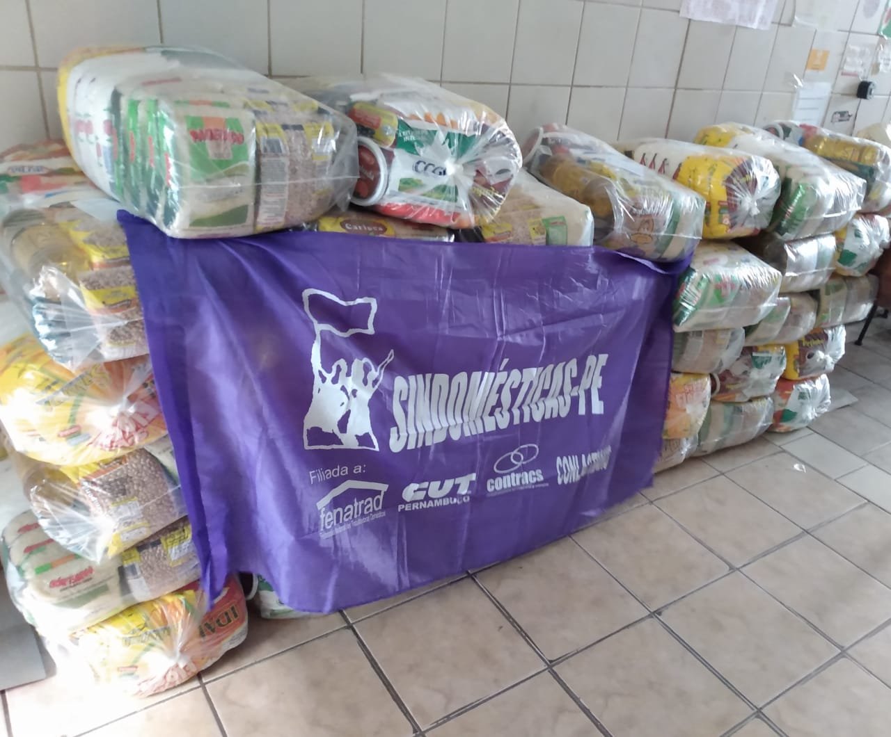 Trabalhadoras domésticas recebem doações de cestas básicas
