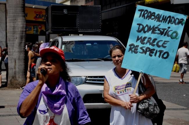 Pandemia piora as condições de trabalho na economia informal do cuidado no Brasil