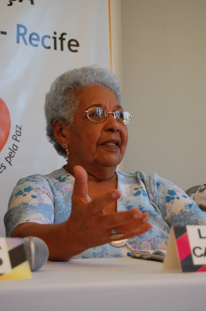 Lenira Maria de Carvalho, uma das fundadoras da FENATRAD, é homenageada com o Diploma Carlota Pereira de Queirós, da Câmara dos Deputados