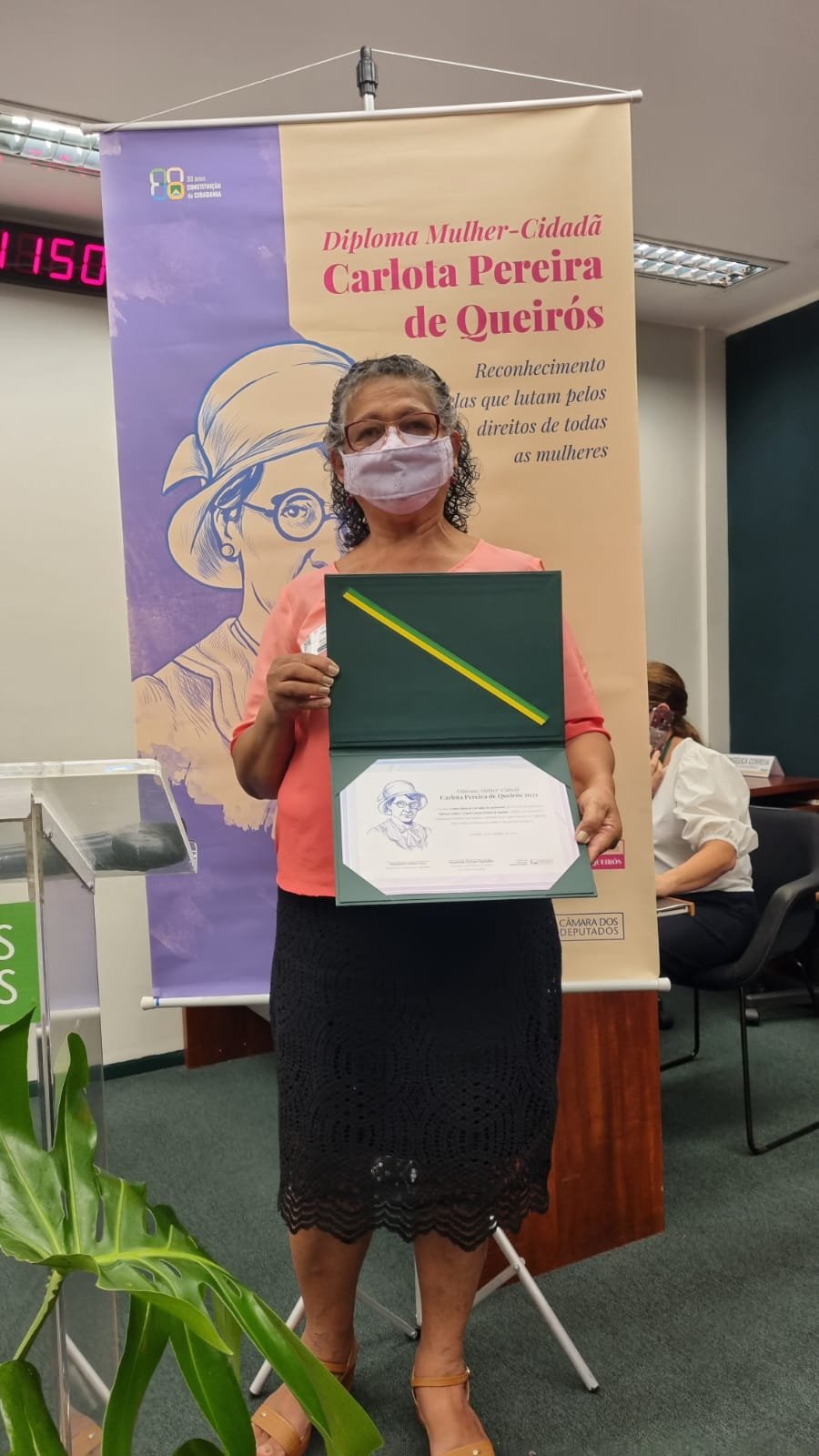 Luiza Batista representa Lenira Carvalho e recebe Prêmio Mulher-Cidadã Carlota Pereira de Queirós na Câmara dos Deputados