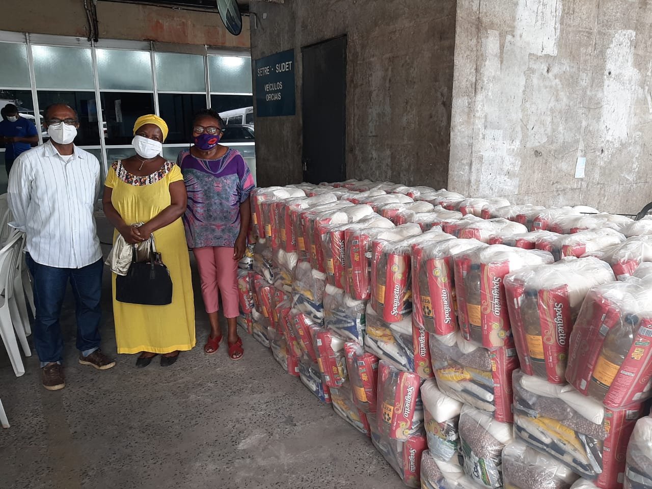 Trabalhadoras domésticas recebem cestas básicas na Bahia