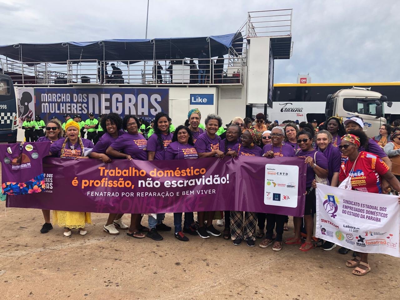 Com o lema “Trabalho Doméstico é Profissão, não Escravidão”, FENATRAD participa da Marcha das Mulheres