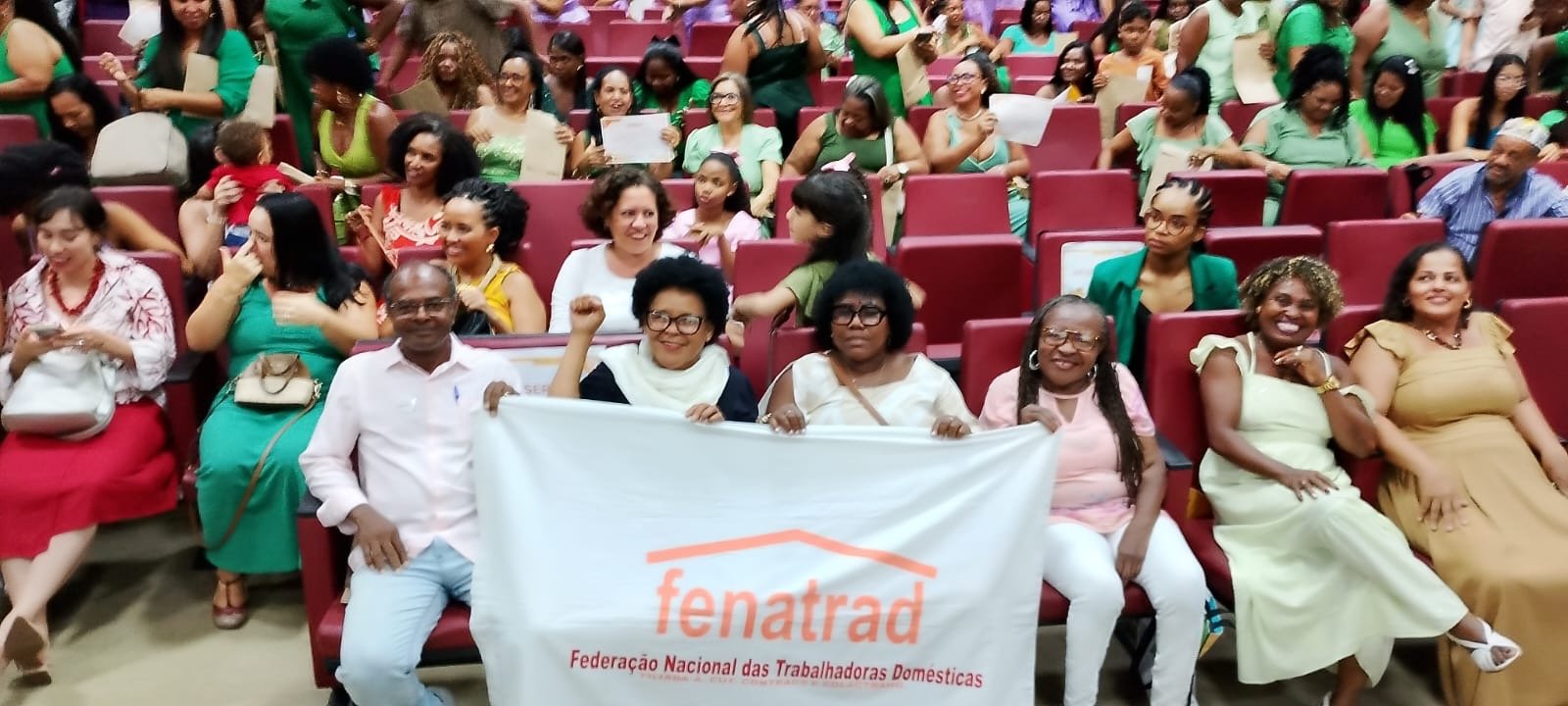 Trabalhadoras domésticas recebem certificado de conclusão do curso do Programa Mulheres Mil